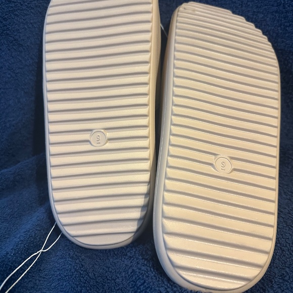 Women’s Robbie Slides/Sandals Tan - Picture 3 of 3